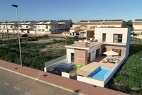 Luxuriöse 2-stöckige Villa mit privatem Pool