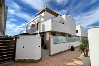 Modernes Eckhaus / Orihuela Costa